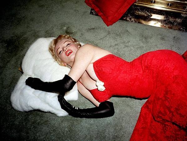 marilyn_monroe_red_dress_sexy_TheSuiteWorld