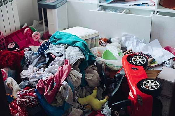 messy-room-disorder-concept-living-room-bedroom-scattered-clothes-stuff-floor_132075-8430 拷貝.jpg