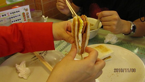 餐肉蛋多士斷面秀