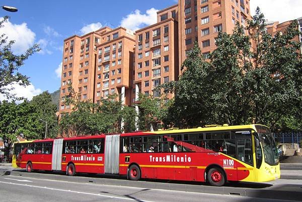 Bogotá_biarticulado_de_TransMilenio_por_la_av._Caracas.JPG