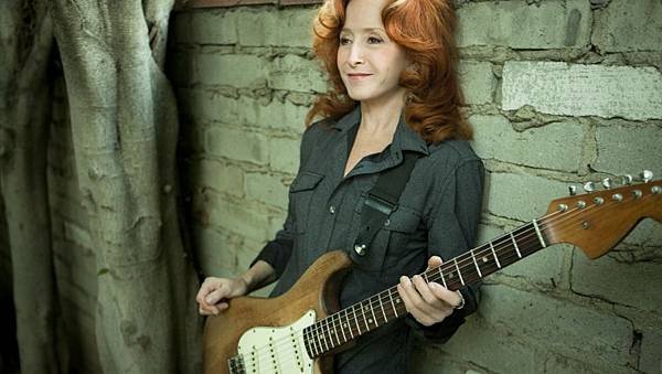 -images-uploads-gallery-bonnieraitt-5.jpg