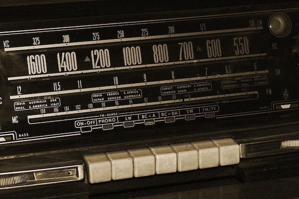 old-radio.jpg