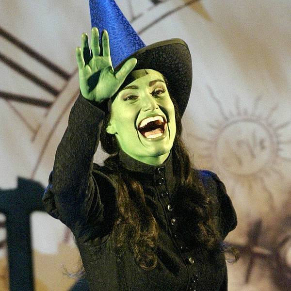 idina-menzel-wicked-1550482616.jpg