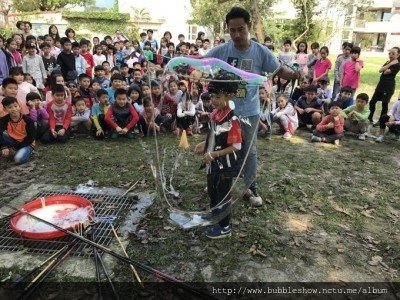 東華附小兒童節泡泡奇蹟讓小朋友驚喜連連