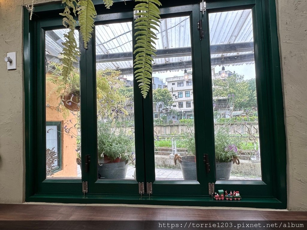|食。桃園|老街溪河濱步道旁,不限時超愜意的森林系咖啡館__