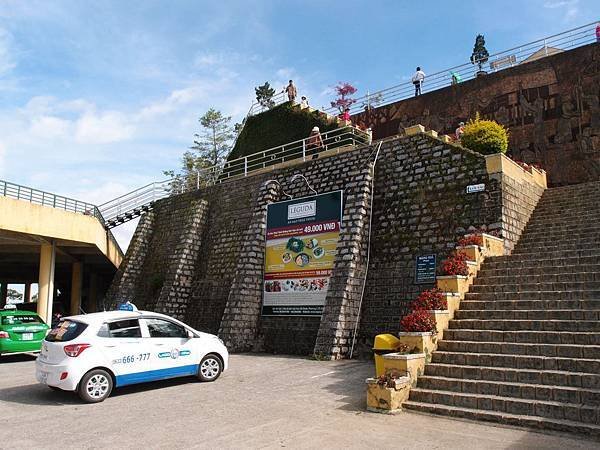  竹林禪寺（Trúc Lâm Temple）寧靜的佛寺，坐落於群山環繞的自然美景中。