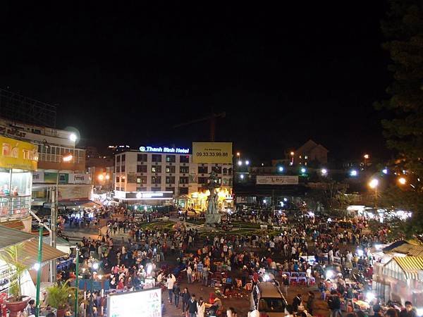 大叻夜市（Dalat Night Market）熱鬧的市集，販售烤米紙、豆奶與各種當地特色美食。