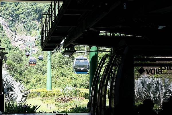 巴拿山的纜車線路穿梭於霧氣瀰漫的山林之間。