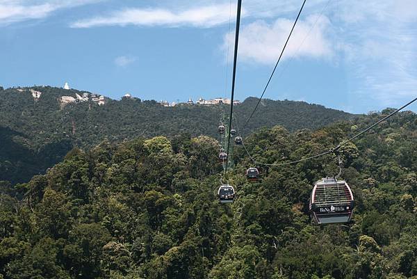 巴拿山的纜車線路穿梭於霧氣瀰漫的山林之間。