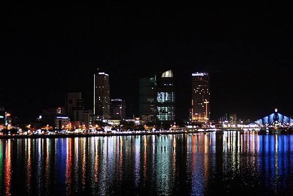 峴港龍橋夜間燈光景色，橋身閃耀迷人色彩。