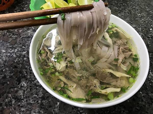 越南沙巴Quán Phở sạch Bắc Hà餐廳的特色紅米河粉。