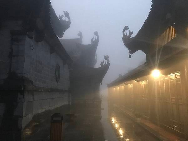 潘西邦峰金山寶聖寺的大佛像，霧氣環繞充滿神秘感。