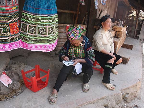 沙巴的黑苗族居民，穿著深藍色刺繡服飾的當地文化風貌。