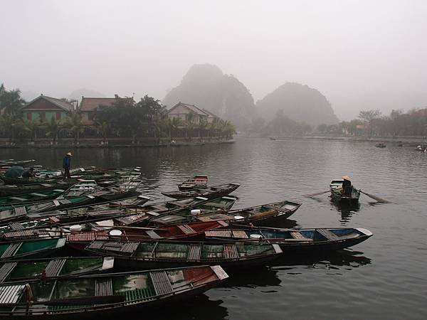 陸龍灣當地船伕以腳划船的獨特方式，帶遊客探索水道與洞穴。