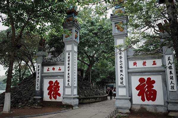 還劍湖的龜塔與玉山祠，傳說與歷史交織的湖泊地標。