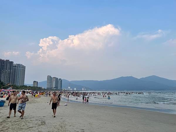 峴港沙灘的海岸線及水上活動場景。