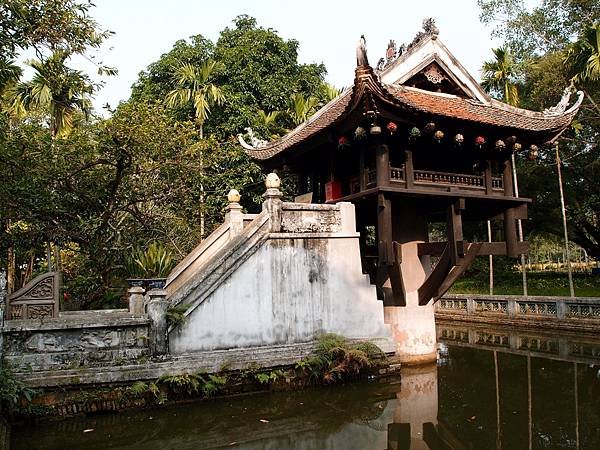 河內一柱寺矗立於靈沼池中的石柱上，象徵蓮花的佛教建築，歷史悠久且充滿中華文化元素。