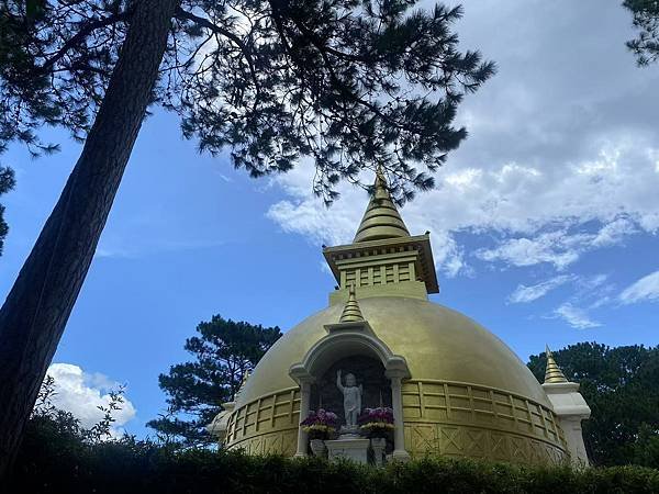  竹林禪寺（Trúc Lâm Temple）寧靜的佛寺，坐落於群山環繞的自然美景中。