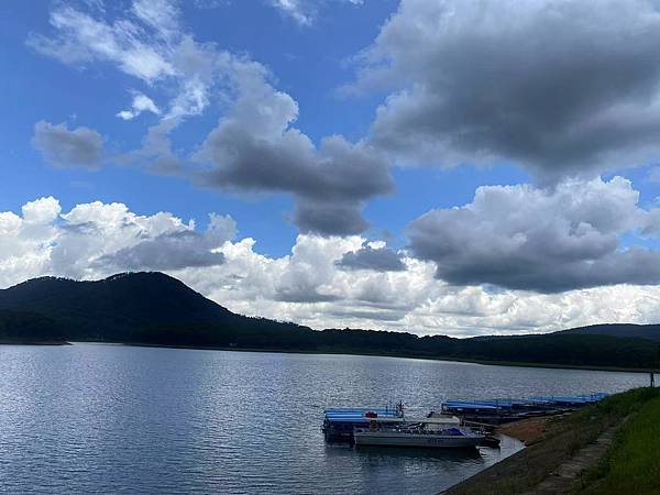 Tuyen Lam 湖（Tuyen Lam Lake）靜謐湖泊景色，湖面倒映著青山與白雲。