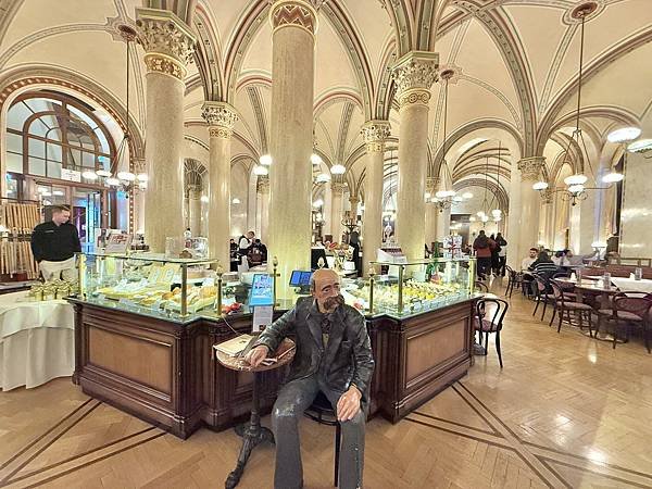 維也納中央咖啡館內部裝潢，展示優雅的歷史氛圍與19世紀歐洲文人雅士聚會場所。