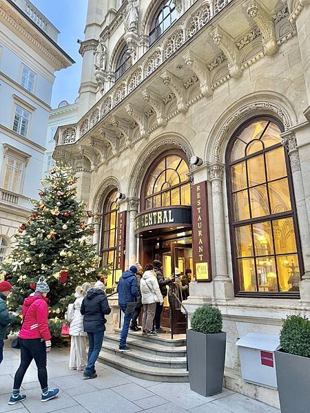 維也納中央咖啡館內部裝潢，展示優雅的歷史氛圍與19世紀歐洲文人雅士聚會場所。