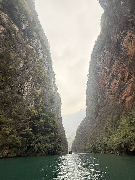 Nho Que 河夢幻般的碧綠水域，小船航行於壯麗峽谷之間。