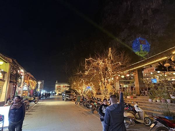 Dong Van 鎮的熱鬧街道與燈火夜景，當地人享受悠閒夜晚。