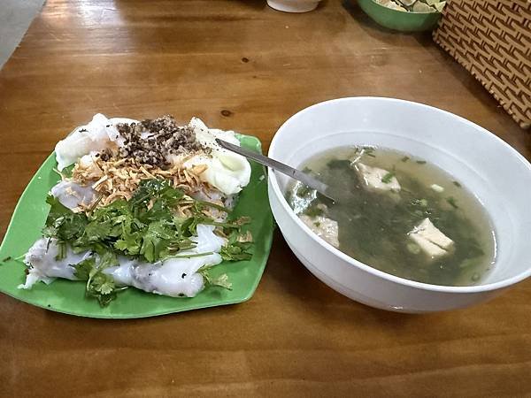 越南河江 Đồng Văn 鎮早餐 Bánh Cuốn，搭配熱湯與肉末，是北部特色越式早餐。