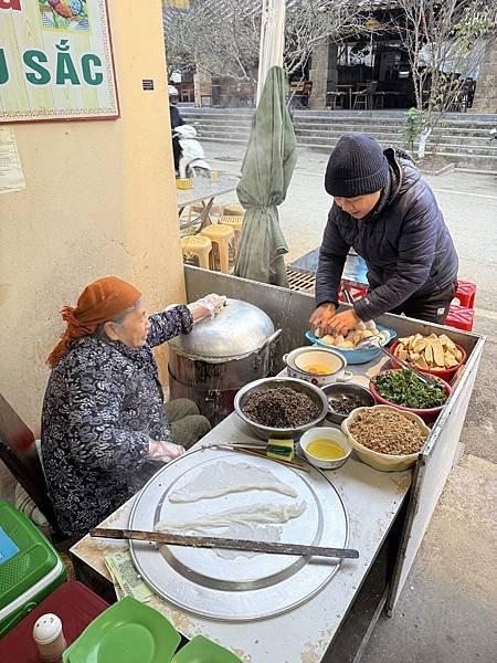 越南河江 Đồng Văn 鎮早餐 Bánh Cuốn，搭配熱湯與肉末，是北部特色越式早餐。