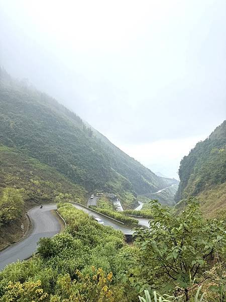 Thẩm Mã Pass（試馬坡）是河江環線最美的山路，蜿蜒公路盤踞群山，風景壯麗。