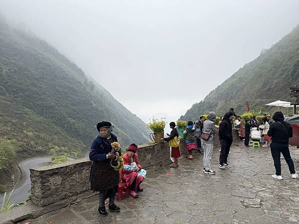Thẩm Mã Pass（試馬坡）是河江環線最美的山路，蜿蜒公路盤踞群山，風景壯麗。