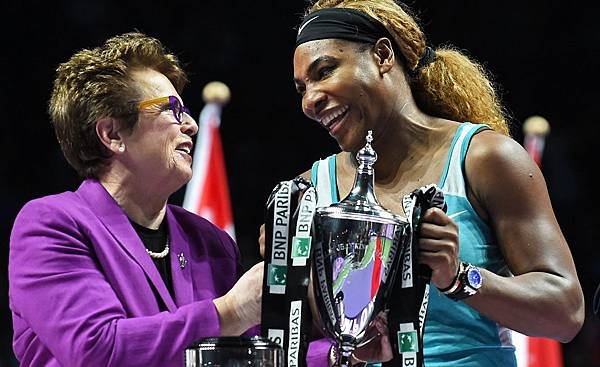 wta-founder-billie-jean-king-presented-williams-with-the-trophy-that-bears-her-name_1o5fwh4o8ru9z1ueubk6pr65aw.jpg