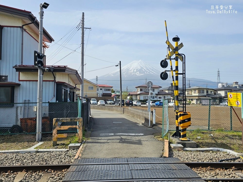 下吉田街道 . LAWSON . 平交道｜在河口湖蒐集不同角