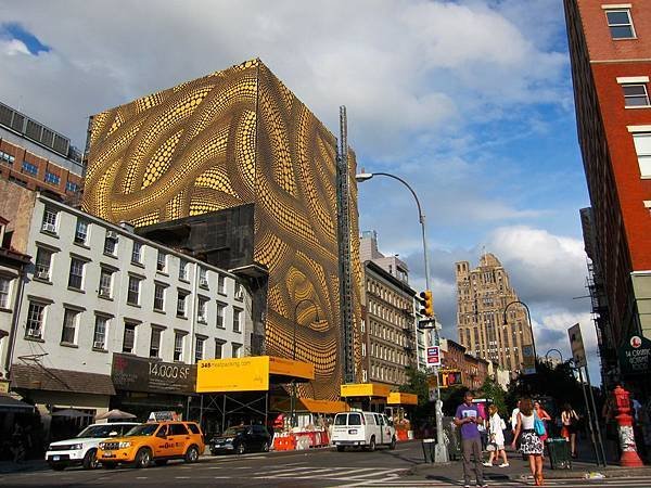 Yayoi-Kusama-NYC-Dots-Yellow-Tree-AM-22