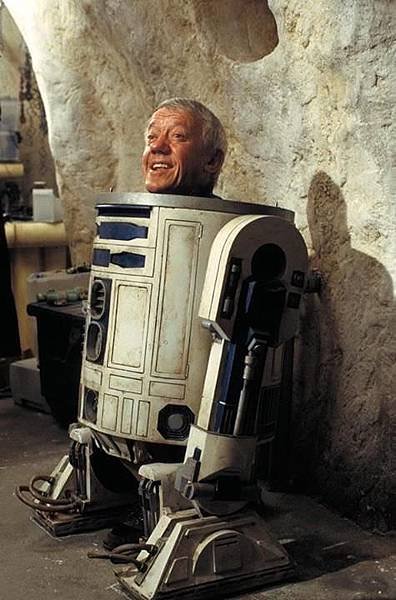 R2-D2 Kenny Baker Dies at 81 (2016)