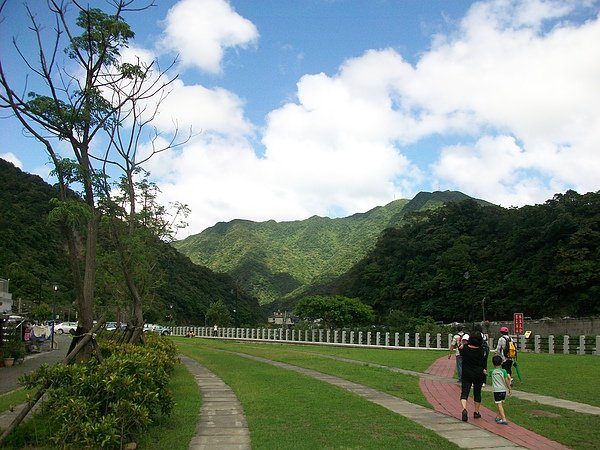 願景館前草皮及風景超美的