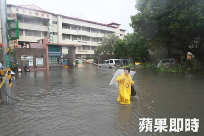 孩童在水中涉水而行。