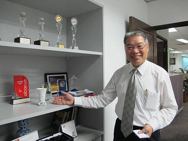 中華航空總經理楊宗達與高雄市政府觀光局致贈的「高字杯」合影。