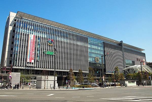 1024px-JR_Hakata_City_2011_Jan (1)