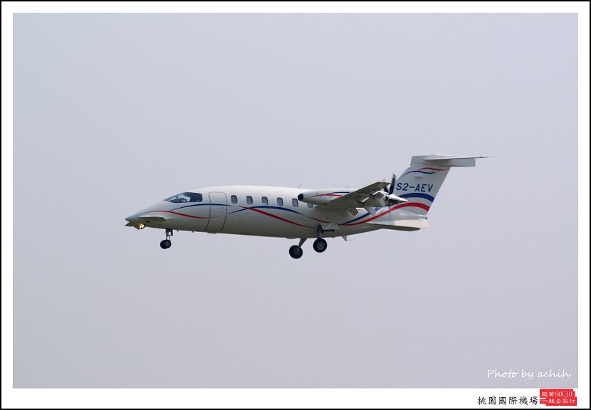 Piaggio P-180 S2-AEV001.jpg