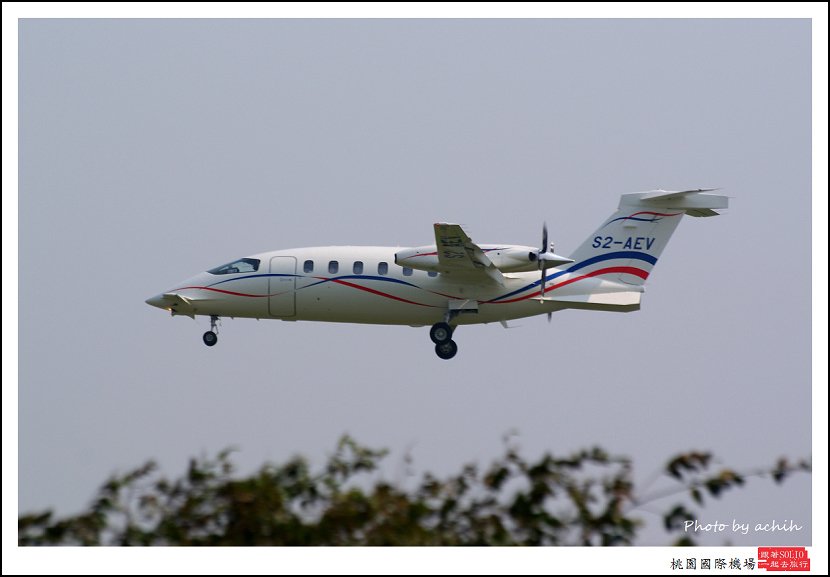 Piaggio P-180 S2-AEV002.jpg