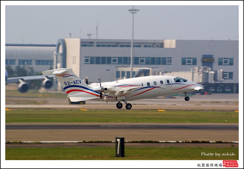 Piaggio P-180 S2-AEV005.jpg