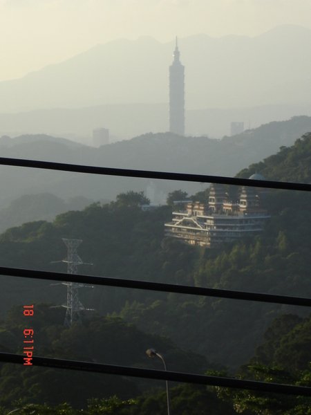 喫茶店から見た指南宮と台北101