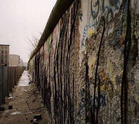 Berlin_wall_1990.jpg