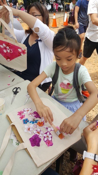 竹東「四月雪」桐花祭-各地的油桐已陸續盛開，栗地區油桐花正盛開，縣內昨天有多場桐花祭活動舉辦，銅鑼鄉的桐花祭還安排親子DIY「客家花布手提袋」