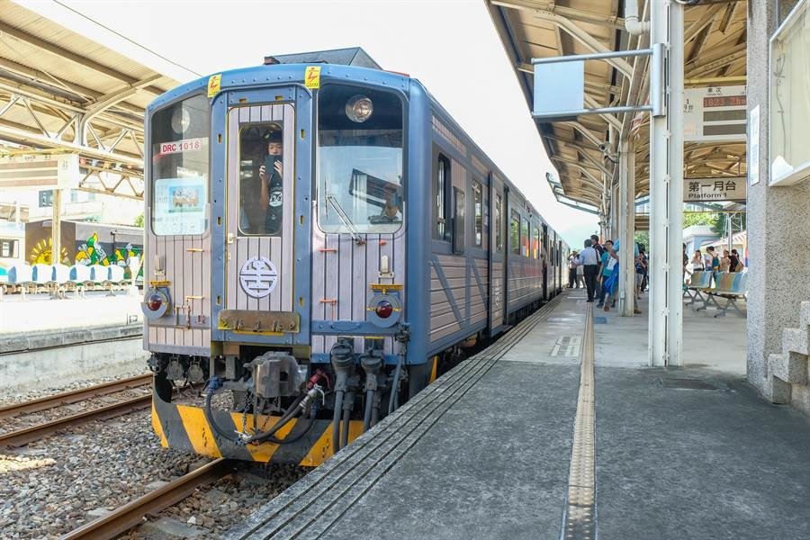 竹東小鎮內灣線內灣線鐵道美術館開幕，外觀以仿木頭的懷舊感彩繪「山歌列車」，緩緩駛進月台.jpg