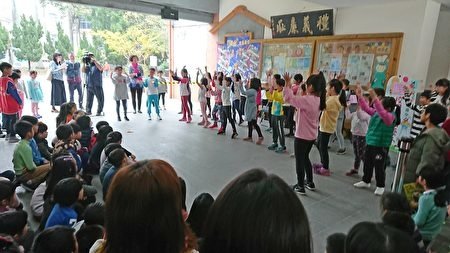 竹東國小舉辦校園「街頭藝人表演」，讓孩子勇敢秀才藝、培養自信心。.jpg