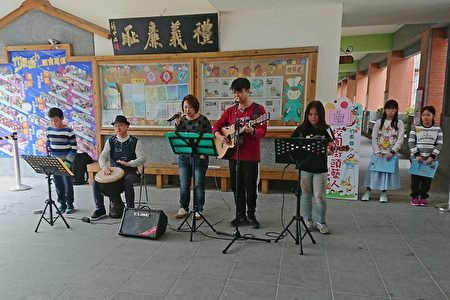 竹東國小舉辦校園「街頭藝人表演」，讓孩子勇敢秀才藝、培養自信心。（竹東國小提供）.jpg