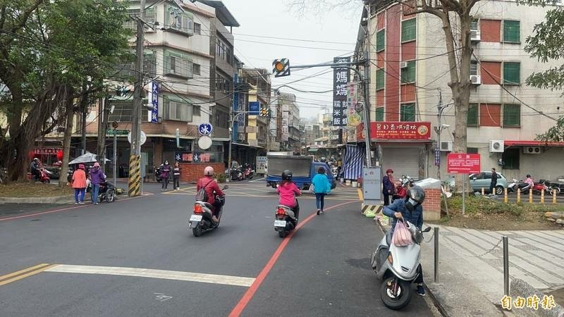 竹東鎮信義路與大同路口，緊鄰信義停車場，周邊有市場和學校，路口僅為閃燈，2020年首度入列新竹縣十大易肇事路口。