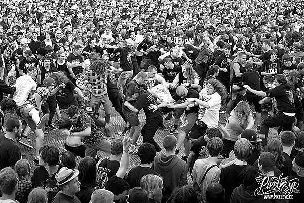 Mosh Pit 圖片來源：c1.staticflickr.com